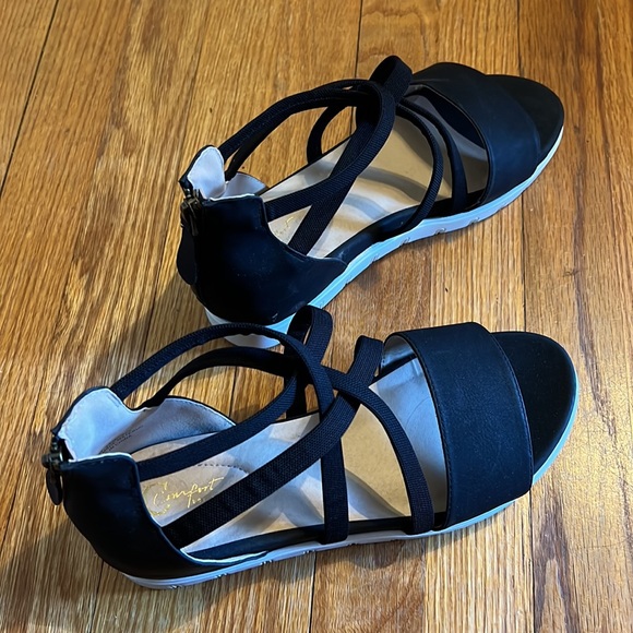 Black platform sandals super comfy with elastic bands - Picture 3 of 4